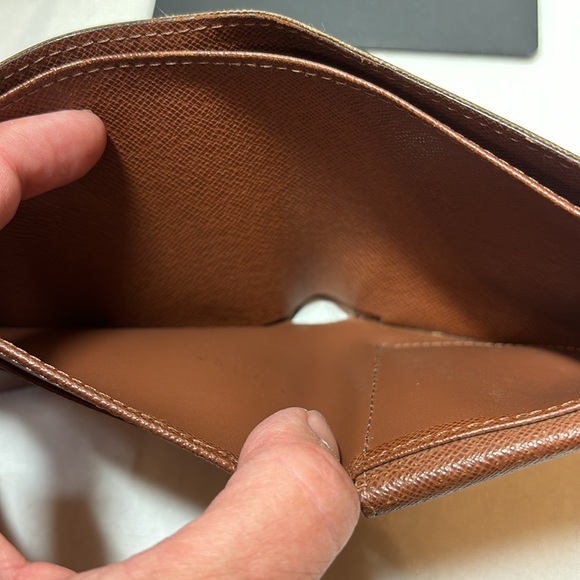 Louis Vuitton Monogrammed bi-fold wallet - Picture 6 of 13